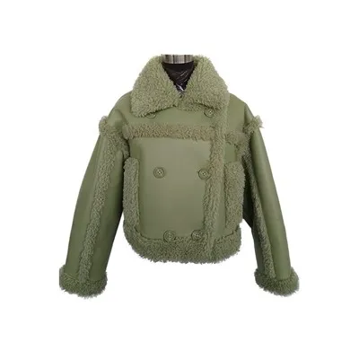 سترة قصيرة من صوف الغنم الصناعي مع حواف غير مغسولة