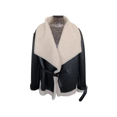 سترة من صوف الغنم الصناعي مع ياقة متداخلة