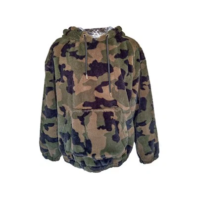 جاكيت من الفرو الصناعي مطبوع عليه عبارة "جاكيت بغطاء للرأس"